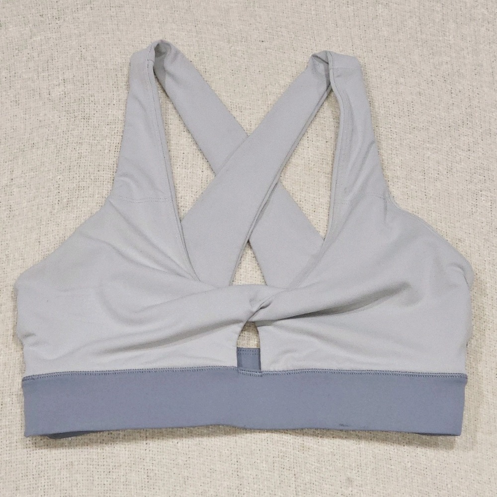 EUC Fabletics Women's Oasis Twist Sports Bra Rain Cloud Mineral Grey Size *Large